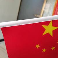 Chine petit drapeau de table croix en acier de bureau en tissu imprimé numérique avec dessus doré pour tout pays