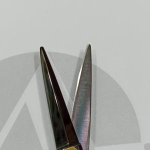 Ciseaux de coiffure pour barbier en titane noir de 5,5 pouces avec lame en acier inoxydable tranchante, fabriqués au Pakistan - Product Image 2