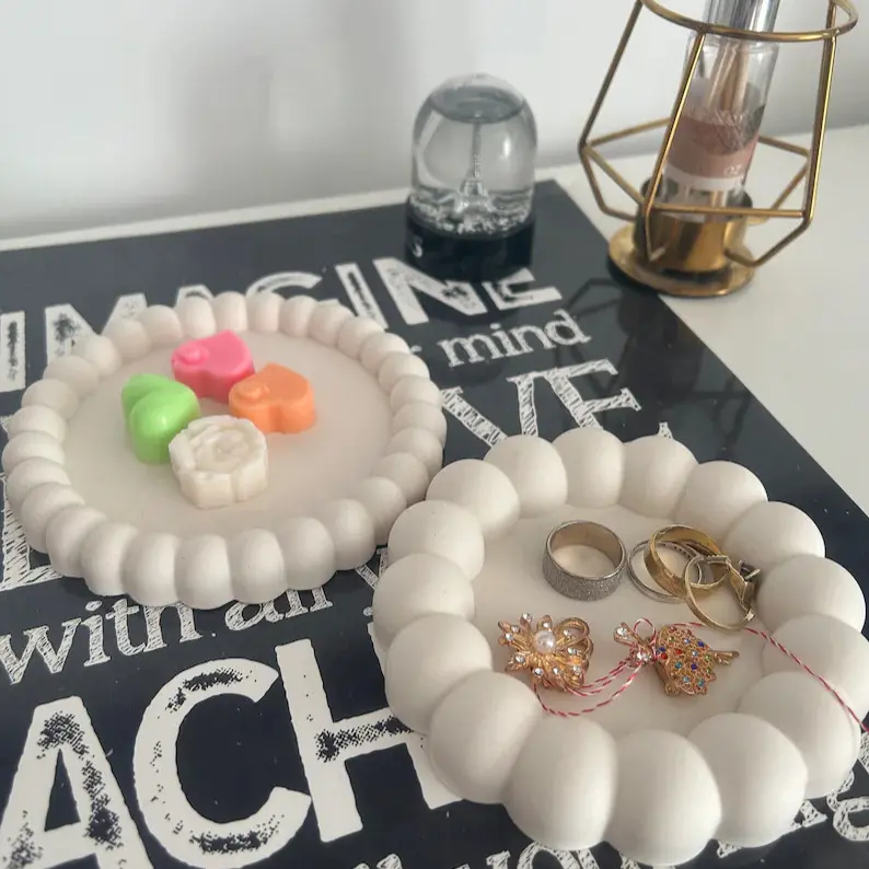 Collares de cerámica redondos blancos personalizados y plato de baratija de anillo con borde de burbujas