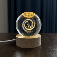 Boule de Cristal Lumineuse Laser Allah Mohammed Souvenir Islamique avec Socle en Bois Lumineux LED MH-Q0251