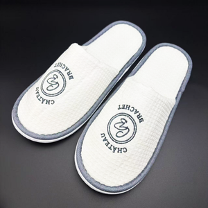 Đồ dùng khách sạn dép đi trong nhà dùng một lần in logo theo yêu cầu của nhà sản xuất để nâng cao trải nghiệm của khách - Product Image 1