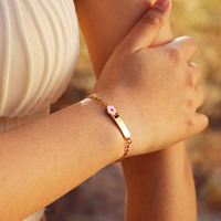Bracelet en acier inoxydable avec fleur en émail rose mignon pour bébés et enfants, lettre personnalisée, logo, anniversaire