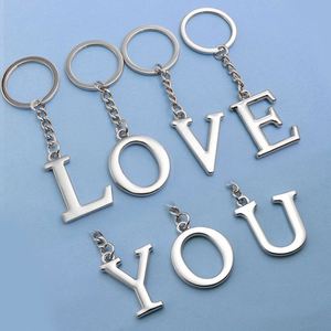 Venta al por mayor de fábrica, se pueden personalizar 26 letras inglesas, accesorios que no se desvanecen, colgante de llavero hueco de acero inoxidable - Product Image 4