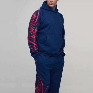 Ensemble de survêtement deux pièces pour homme, personnalisé, avec impression verticale 'Navy Red' sur les manches du sweat à capuche et du pantalon de survêtement - Product Image 3
