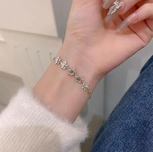 Elegante Braccialetto con Fiori in Cristallo e Strass, Bracciale Regolabile con Petali in Zirconia per Regalo di Gioielleria - Product Image 3