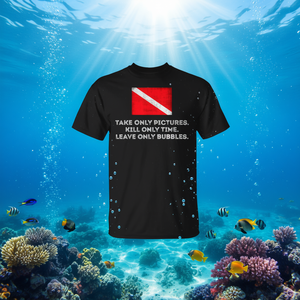 Camiseta de buceo: Toma solo fotos, mata solo el tiempo, deja solo burbujas. Negra, para adultos, unisex. - Product Image 3