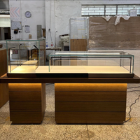 Vitrine de présentation de vêtements de luxe personnalisée moderne