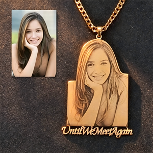 Collana con Ciondolo Fotografico Personalizzato Inciso al Laser, in Acciaio Inossidabile Placcato Oro 18K, Regalo Commemorativo Torques Emotion, OEM/ODM, Vendita all'Ingrosso - Product Image 1
