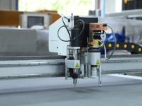 Mesin Pemotong Getar CNC untuk Industri Pakaian & Fashion: Pemotongan Pola, Grading, dan Pembuatan Marker