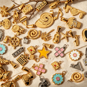 ของตกแต่งมินิสุดชิค |   จี้กันน้ำรูปเปียโน, โน้ตดนตรี, <span class=keywords><strong>ไมโครโฟน</strong></span>, ต้นปาล์ม, เปลือกหอยชายหาด ทำจากสแตนเลสสตีลชุบทอง 18k PVD - Product Image 2