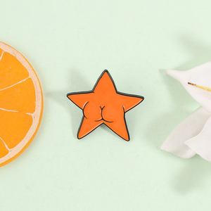 Épinglette émaillée étoile orange amusante avec motif de fesses, badge créatif de meme, broche étoile originale pour sacs à dos et vestes, humour mode - Product Image 1