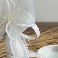 Chaussures de Mariée Blanches en Satin avec Perles, Bout Pointu, Talons Carrés et Nœud Transparent – Élégantes Chaussures de Cérémonie pour Mariée
