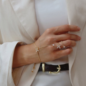 Pulsera de Lujo Moderna y Única con Cadena de Mano y Anillo de Dedo Esclavo Conectado, Bañada en <span class=keywords><strong>Oro</strong></span> de <span class=keywords><strong>14k</strong></span> y con Dije de Mariposa de Zirconia - Product Image 1