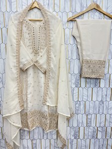 Ensemble de vêtements ethniques indiens de la marque Royal, richement brodé et orné de bordures design, disponible en plusieurs teintes, pour femmes, style traditionnel. - Product Image 4