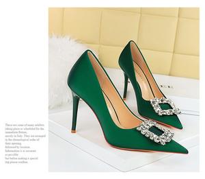 รองเท้าส้นสูงแฟชั่นใหม่3.93นิ้วสำหรับผู้หญิงรองเท้าส้นสูงบางหัวแหลมรองเท้าแต่งงานผ้าซาตินสีเขียว - Product Image 2