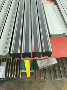 <span class=keywords><strong>Presse</strong></span> <span class=keywords><strong>plieuse</strong></span> automatique de haute précision de type <span class=keywords><strong>AMADA</strong></span> avec jeu de poinçons et matrices, barre de torsion et moteur à roulement en aluminium - Product Image 3