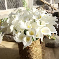 Le Calla Lily Artificiel le Plus Vendu et Abordable avec une Texture Réaliste - Parfait pour les Mariages, les Fêtes et la Décoration Intérieure.