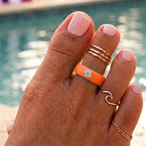 Anillo de Dedo de Silicona de Color Personalizado con Piedra de Circonita Cúbica de 5.7mm, Venta al por Mayor para Mujer, Tallas 4-12, Joyería para Pies de Playa - Product Image 1