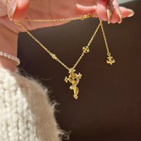 Collier vintage pour femme plaqué or ancien, bijoux raffinés avec pendentif sceptre décoré de serpents irisés et diamants sertis en croix