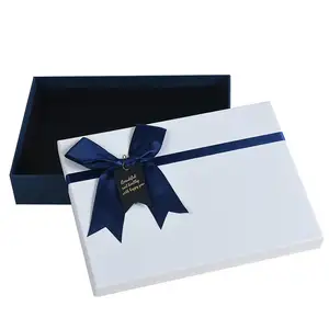 büyük hediye kutusu ambalaj Suppliers-Şık zarif özelleştirilmiş beyaz karton büyük boy kağıt hediye kutusu ambalaj Oem marka şerit yay ile