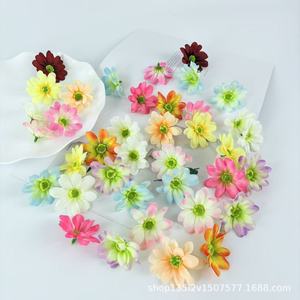 Flores Artificiales Qiye, Margaritas de Seda Decorativas para Bodas y Decoración del Hogar, 3cm Multicolor con Tallo - Product Image 1