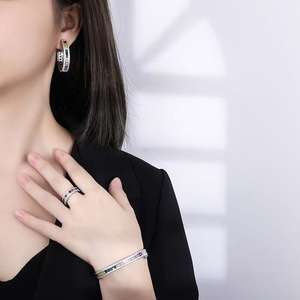 Impresionante Conjunto de Anillo y Brazalete con Circonitas Cúbicas Multicolor en Corte Cuadrado, Estilo Arcoíris, para Fiestas y Vacaciones de Lujo - Product Image 4