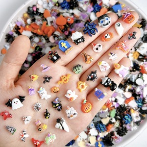 50 pièces de breloques pour ongles en résine, couleurs assorties, motifs citrouille et fantôme 2D, style japonais, écologiques, accessoires de décoration pour nail art d'Halloween - Product Image 1