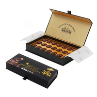 Maßgefertigte Luxus-Geschenkbox für Schokoladentrüffel mit Schwarz-Gold-Folienprägung, Magnetverschluss, Bandgriff und Goldeinsatz