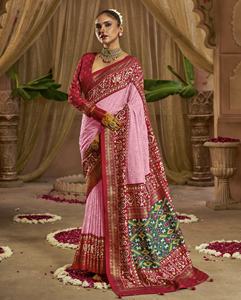 ส่าหรีผ้าไหมลายปาโตลาสีชมพูหรูหราพร้อมมารูนพัลลูและลวดลายแบบดั้งเดิม georgette Saree สำหรับงานแต่งงานและงานปาร์ตี้ - Product Image 1