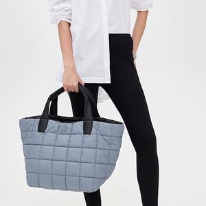 Sac fourre-tout matelassé en nylon imperméable personnalisé pour femme, idéal pour les voyages en extérieur, sac de plage, sac de shopping, sac à bandoulière moyen avec fermeture éclair - Product Image 1