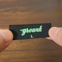 Etiquetas Tejidas Cortadas con Láser Personalizadas para Ropa, Etiquetas para el Cuello de Vestidos Largos con Fondo Blanco y Logotipo Negro - Lavables