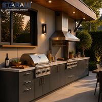 Système d'armoires de cuisine extérieure sur mesure avec barbecue intégré, rangement résistant aux intempéries et design moderne pour villas