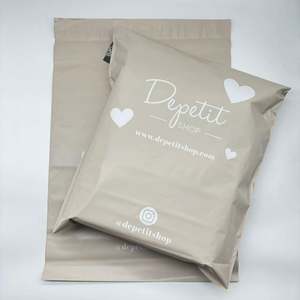 Sac d'expédition en polymailleur beige nude pêche, imperméable, imprimé avec un logo personnalisé, pour vêtements - Product Image 1