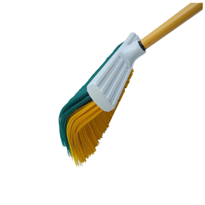 Balai d'extérieur à poils courbes en PVC avec manche en aluminium - Product Image 1