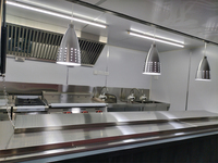 Restaurant modulaire mobile en conteneur préfabriqué moderne de 20 pieds, conteneurs colorés pour magasin éphémère en plein air