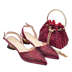 Chaussures de mariée florales grande taille pour femmes, à bout pointu avec strass, à enfiler, et ensemble sac à main seau assorti - Product Image 1