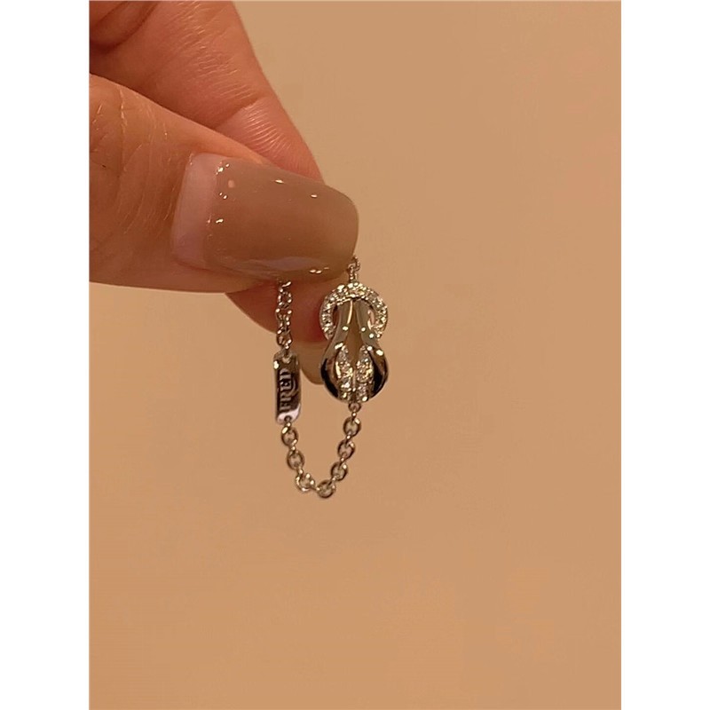 Bague chaîne à boucle avec caractère doré.