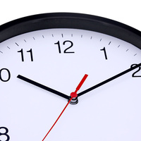 Horloge murale ronde en plastique à quartz personnalisée, 10 pouces, à piles, promotionnelle, pour la décoration intérieure, vente chaude