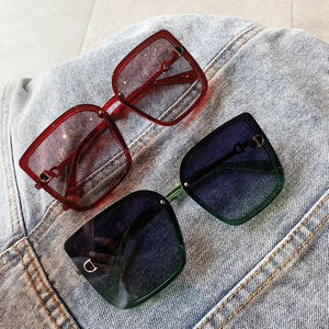 Gafas de Sol Polarizadas para Mujer Qianai, Montura Roja, Lentes Marrones, Protección UV400, Estilo Cuadrilateral, Moda Urbana - Product Image 1