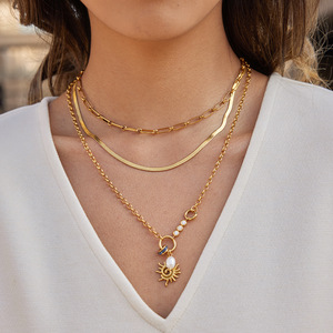 Collar con Colgante de Sol en Espiral con Perla de Agua Dulce y Detalles de Diamantes, Cadena Dorada para Uso Diario - Product Image 3