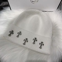 Sombrero de punto con logotipo de metal Sombrero de invierno Protección auditiva de moda Gorro frío cálido Gorro de punto para parejas Gorro con puños