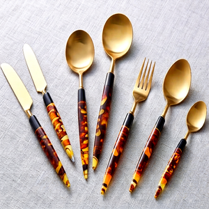 Ensemble de couverts élégants en acier inoxydable doré avec manche en spirale, parfait pour les repas et la vaisselle de cuisine élégante - Product Image 1