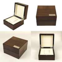 Boîte à montre carrée de luxe en bois avec placage foncé, logo personnalisé sur plaque métallique, fermeture à clapet protectrice, intérieur doux pour une seule montre-bracelet