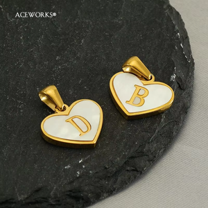 Colgante con Inicial en Forma de Corazón |   Colgante de Letra Inicial Personalizado de Acero Inoxidable de 16 mm con Baño de Oro PVD de 18K para Fabricación de Joyería DIY - Product Image 4