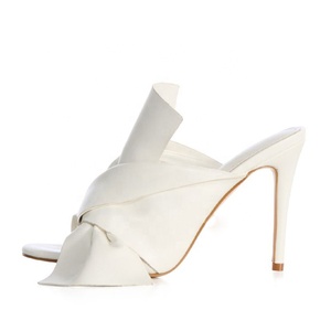 Sandales personnalisées dorées pour femme à bout ouvert en similicuir avec nœud, talons aiguilles fins sur mules - Product Image 4