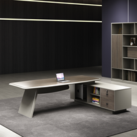 Grand bureau de direction en L 2,4-3M 1800D, poste de travail de salle de réunion exécutif avec armoire latérale multi-tiroirs verrouillable intégrée