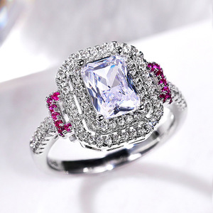 Anello con Cristallo Rosa Taglio Principessa Quadrato per Donne, Elegante Accessorio Moda per Uso Quotidiano e Feste - Product Image 1