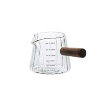 Mini-pichet à lait en verre borosilicate avec poignée en bois, marquages de mesure, design moderne et minimaliste