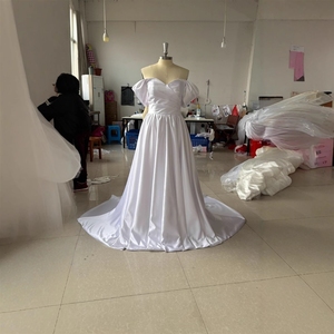 Vestido de novia de satén estilo 2025, largo hasta los hombros, para que las novias se preparen para la boda y salgan a celebrar. Sesión de fotos de viaje con un bosque en el fondo - Product Image 4