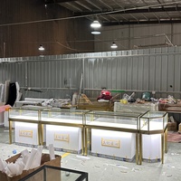 Meilleures ventes : Vitrine de présentation en bois pour bijouterie, personnalisée en usine, avec éclairage LED, pour accessoires de mode de luxe